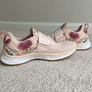Tiem Slipstream cycling shoes, Botanical floral, size 8 clips included like new